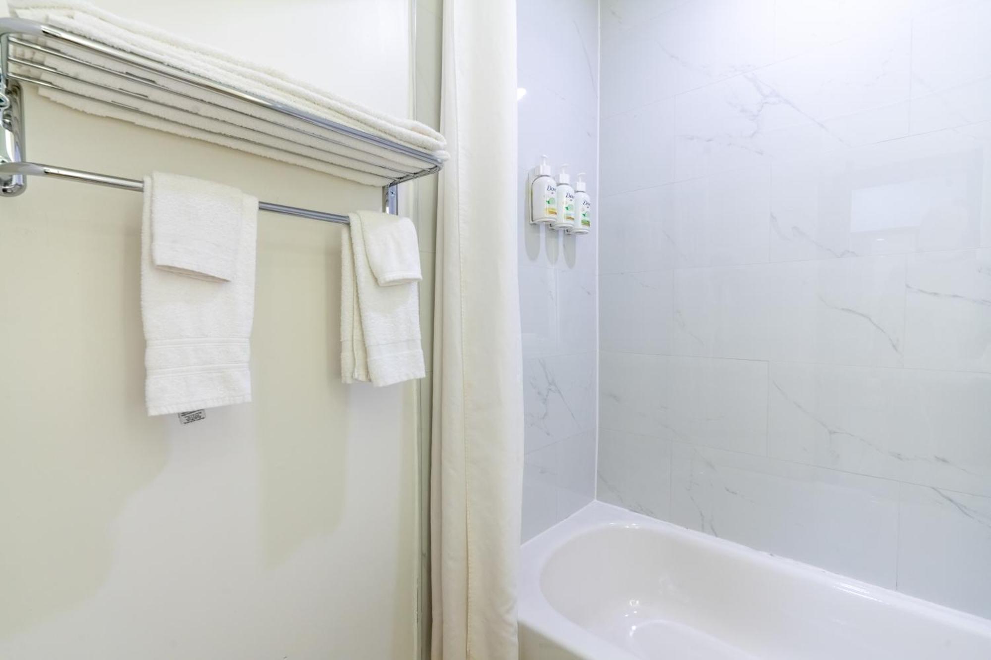 Ramada By Wyndham Kingstonモーテル エクステリア 写真