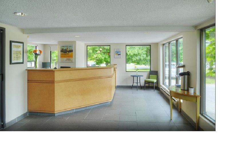 Ramada By Wyndham Kingstonモーテル エクステリア 写真