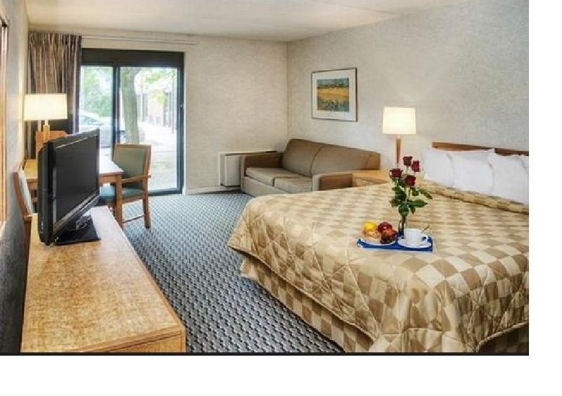 Ramada By Wyndham Kingstonモーテル エクステリア 写真